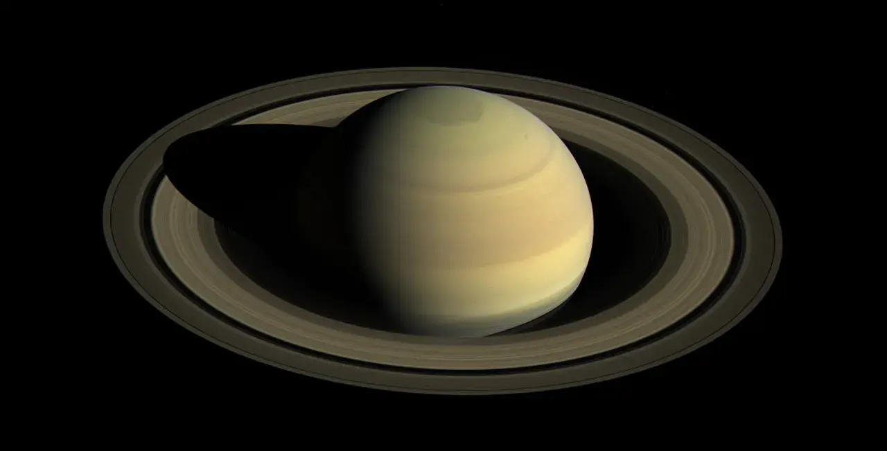 Saturn z pierścieniami, majestatyczny jak saturn w 10 domu, góruje na czarnym tle kosmosu.