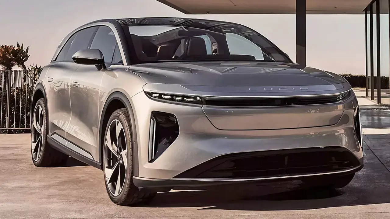 Silberner Lucid Air, der die **lucid gravity** des Designs verkörpert, steht vor einem modernen Gebäude.