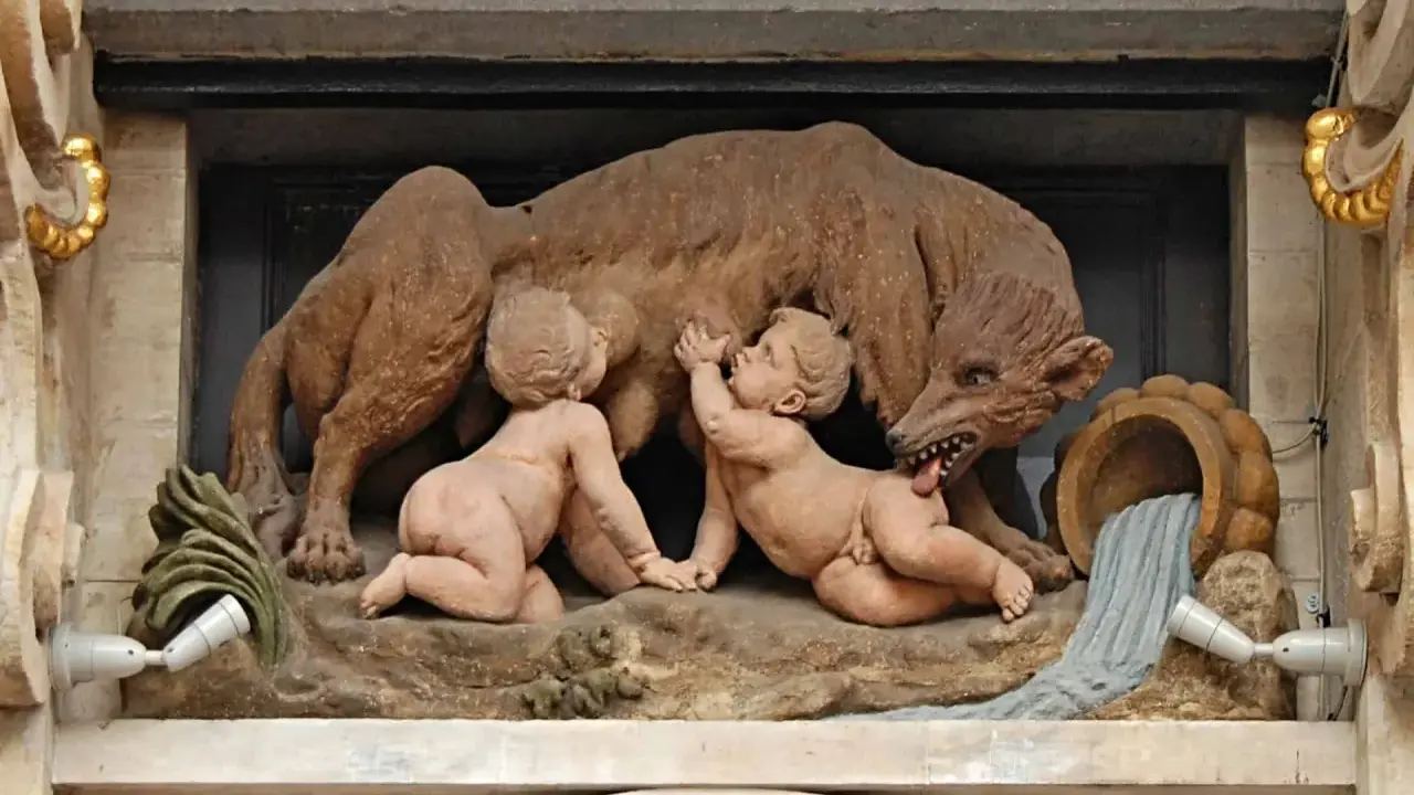 Rzeźba wilczycy karmiącej Romulusa i Remusa, symbolizująca **datę założenia Rzymu**.