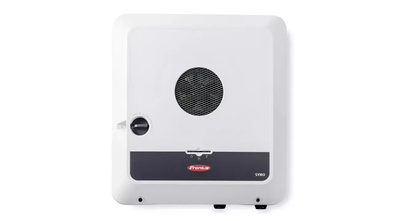 Vit Fronius SYMO växelriktare, en viktig del av ett solenergisystem, kan användas med ett Fronius batteri för att lagra energi.