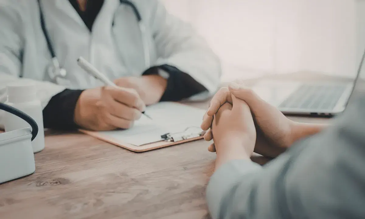 Consultation médicale : un médecin note des informations sur une liste maladie professionnelle secrétaire.