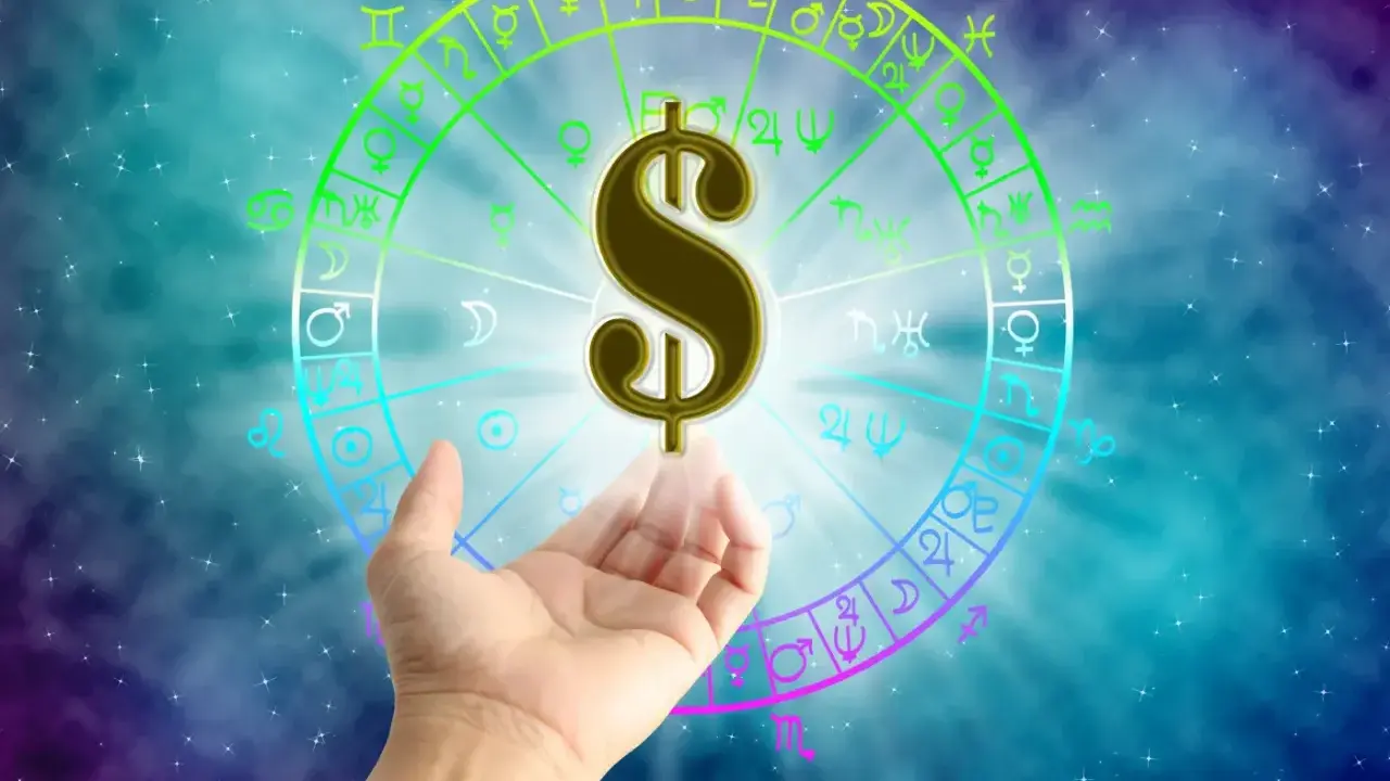 Znak dolara unosi się nad dłonią na tle koła zodiaku. Czy to zapowiedź sukcesu w pracy dla Ryb?