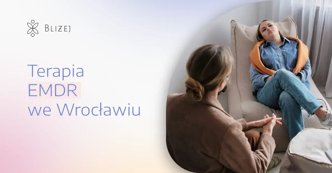 Terapia EMDR we Wrocławiu. Młoda kobieta siedzi na pufie, rozmawiając z terapeutką.