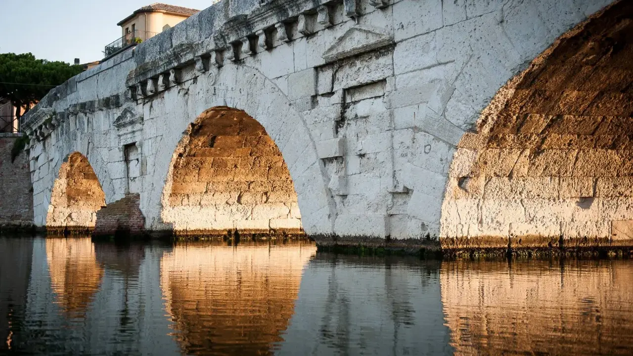 Ponte di Tiberio a Rimini, un luogo storico da scoprire tra le cose da vedere vicino a Cervia.