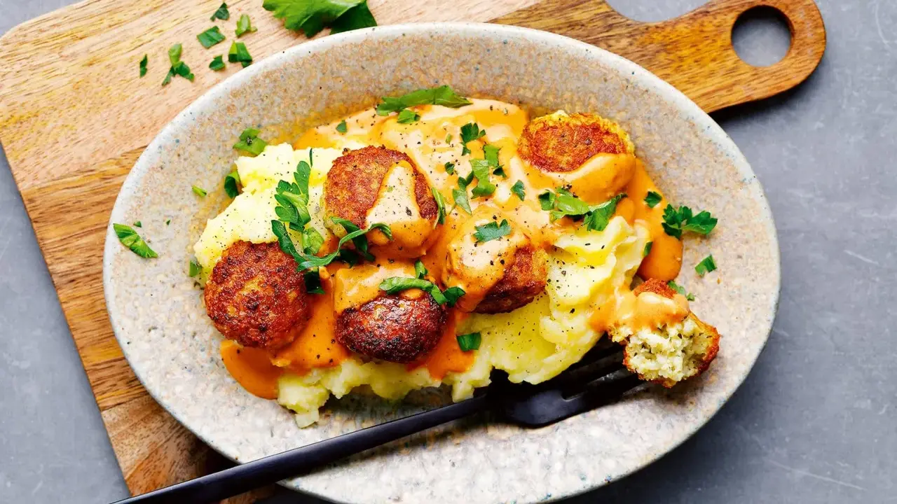 Herzhafte vegetarische Klopse auf cremigem Kartoffelbrei mit cremiger Sauce – schnelle vegetarische Gerichte, die begeistern.