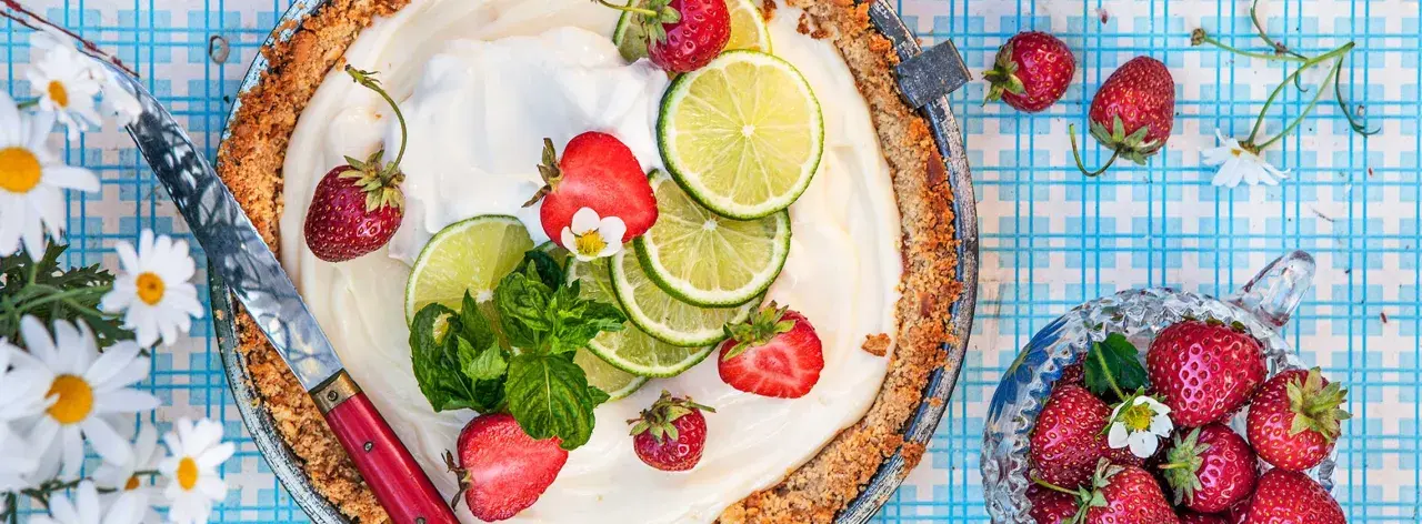 En krämig paj med jordgubbar, lime och mynta – en annorlunda midsommarmat som lockar med fräschör och sommar.