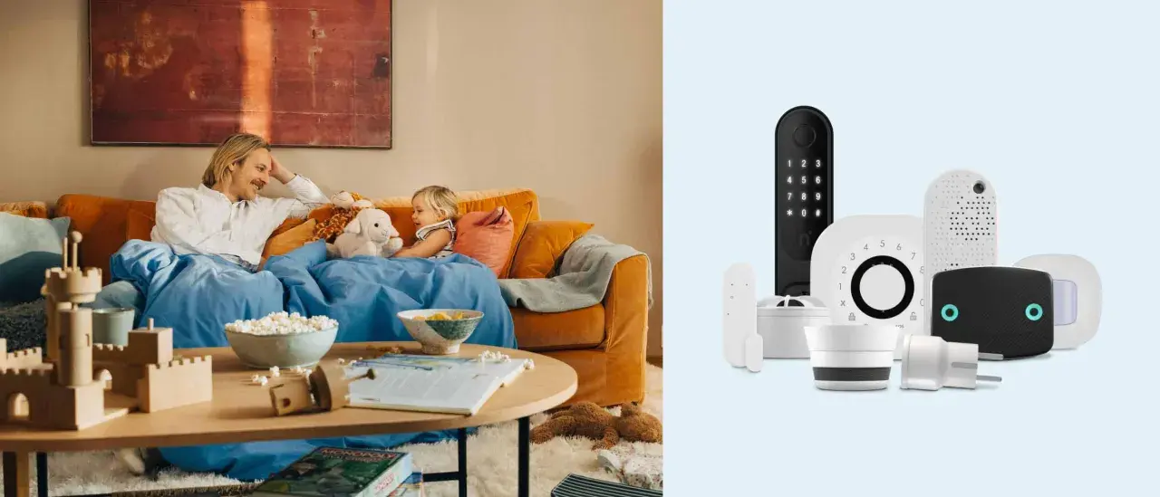 En familj njuter av en mysig hemmakväll med popcorn, medan en samling smarta hem-enheter, inklusive en kodlås och en rökdetektor, visas upp. Allt för att skapa trygghet och ett effektivt lf larm.