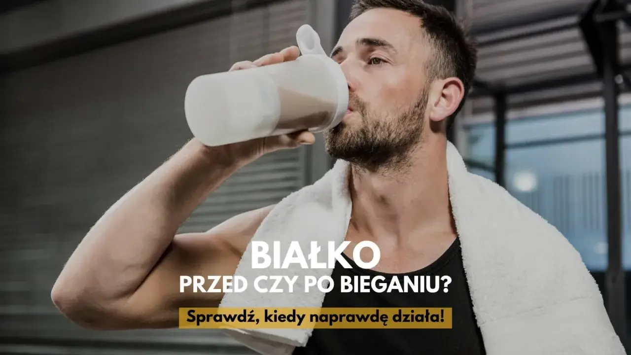 Mężczyzna pije shake proteinowy. Czy białko przed czy po bieganiu jest lepsze? Sprawdź, kiedy naprawdę działa!