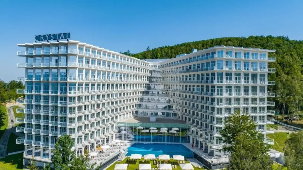 Nowe opinie o Crystal Mountain: nowoczesny hotel z basenem i widokiem na góry.