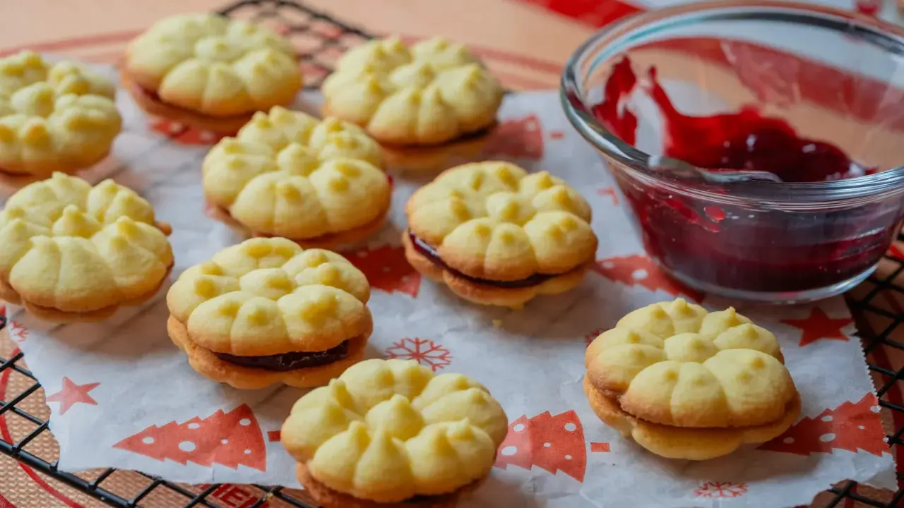 Zarte Kekse mit Marmelade, bereit zum Genießen. Ein süßer Genuss für jede Gelegenheit.