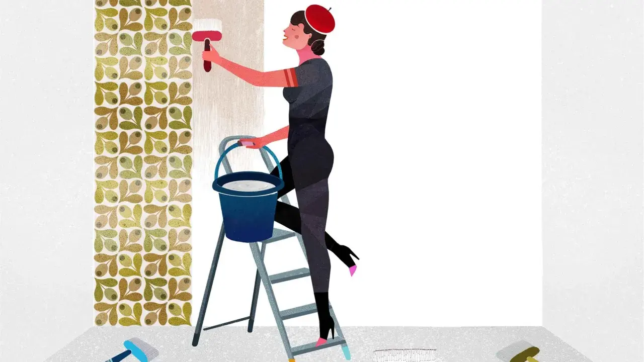 Mujer con boina roja y vestido negro, subida a una escalera, aplica papel tapiz con un rodillo.