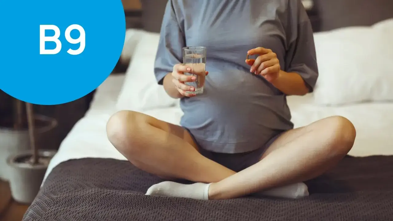 Ciężarna kobieta bierze suplement B9. Kwas foliowy na co jest ważny dla rozwoju płodu.