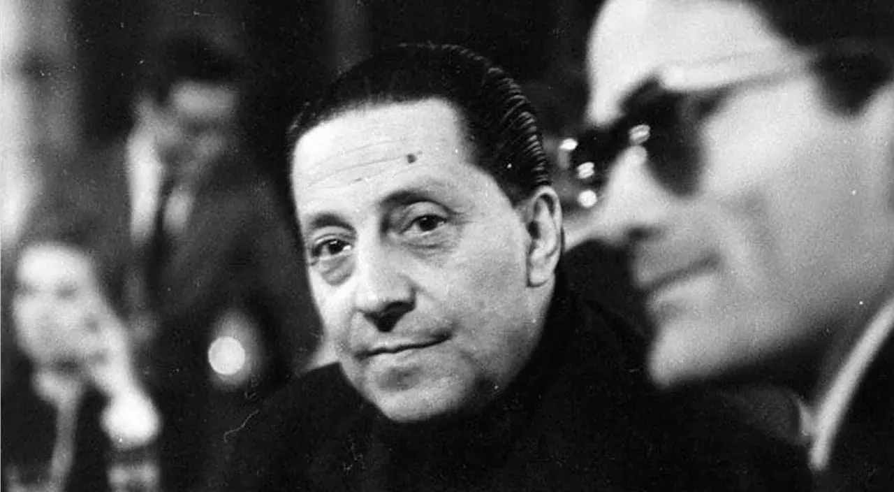 Ritratto in bianco e nero di Sandro Penna, poeta, con uno sguardo intenso. Le sue poesie sono un tesoro della letteratura italiana.