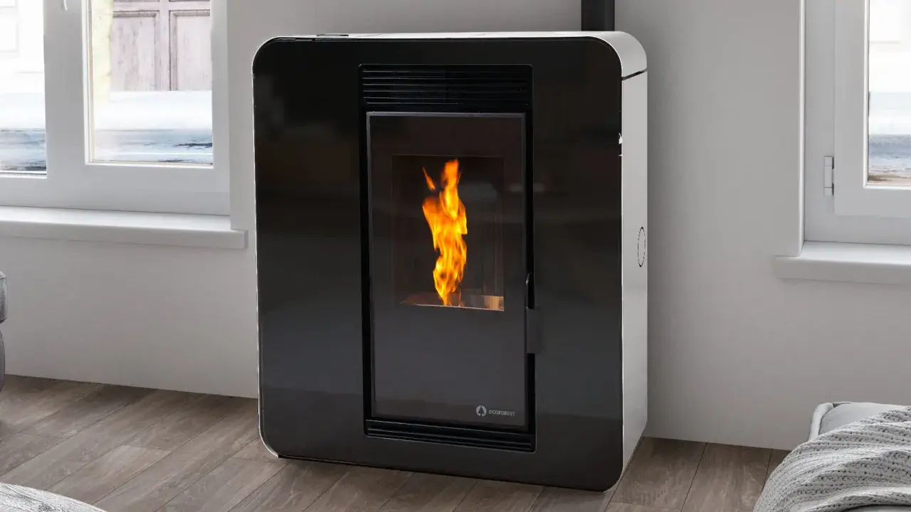 Estufa de pellets sin electricidad, con llama viva y diseño moderno, junto a una ventana.