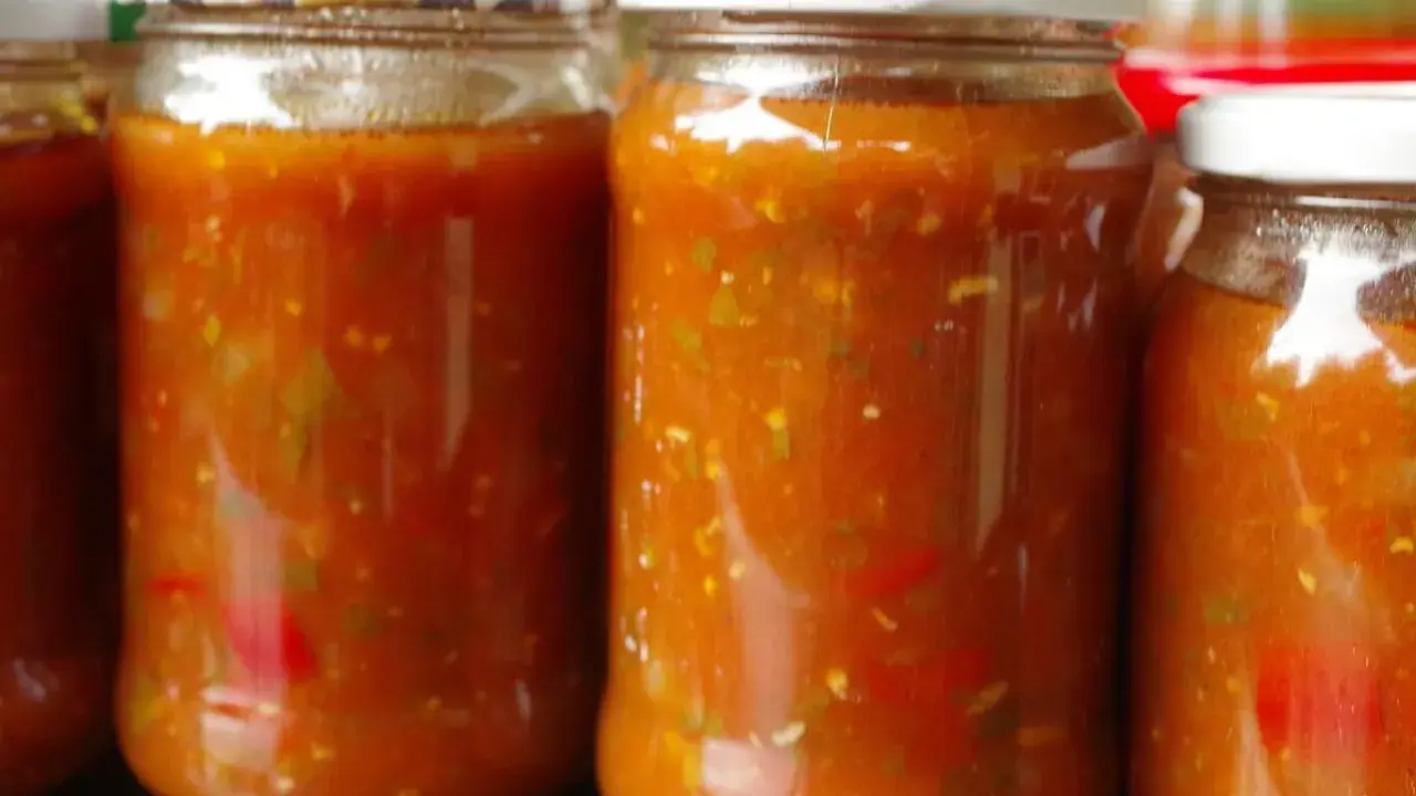 Sos pomidorowy do spaghetti: przepis, sekrety smaku i triki Włochów
