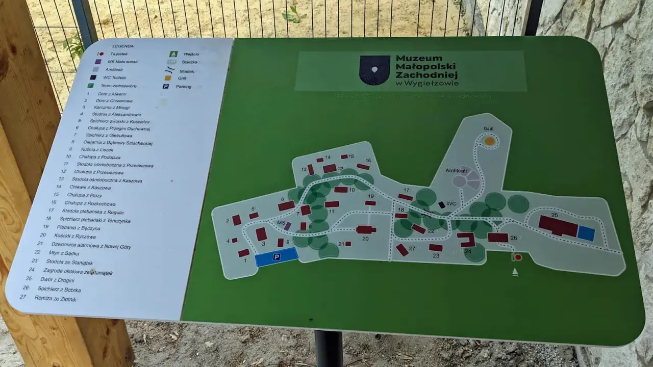 Mapa skansenu w Wygiełzowie z zaznaczonymi budynkami i ścieżkami. Znajdź tu m.in. chałupy, spichlerze i dwór.