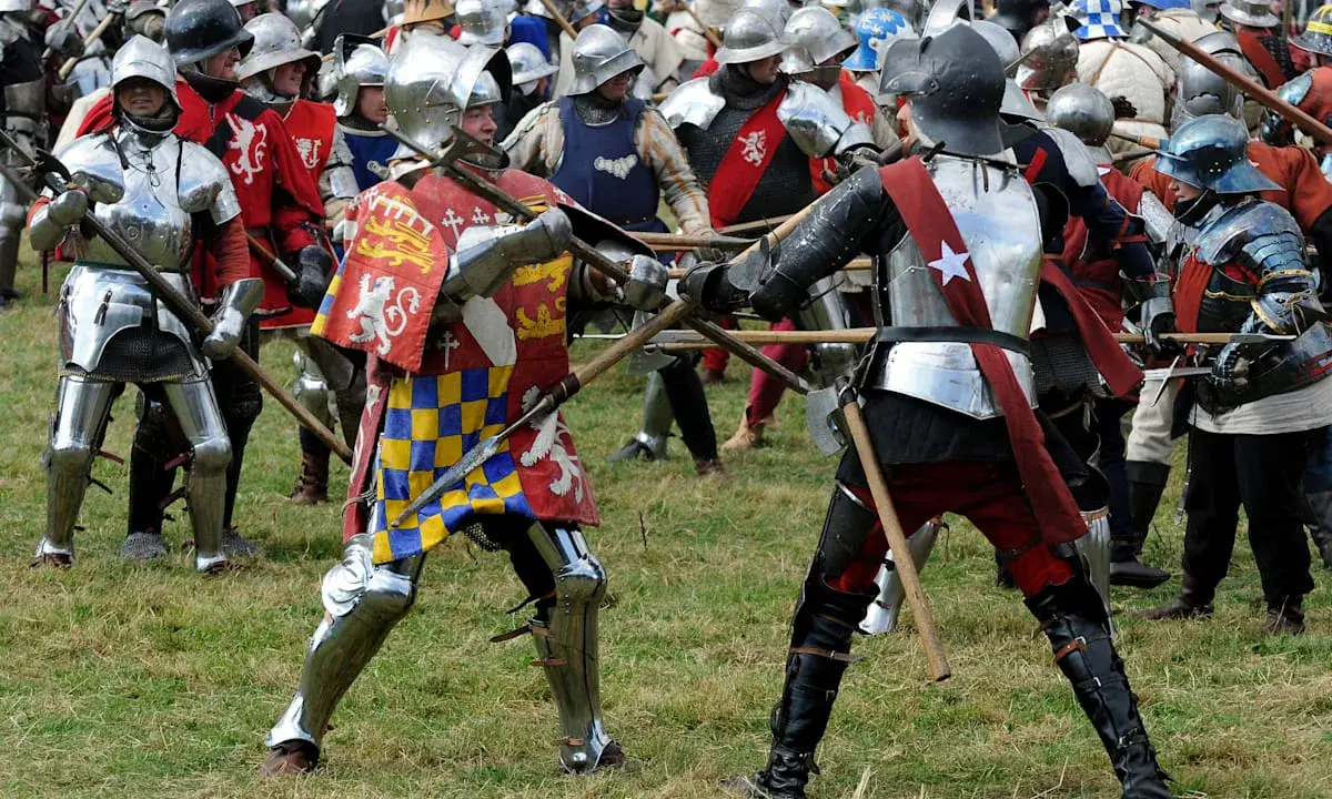 Ritter in voller Rüstung kämpfen mit Lanzen, ein lebendiges Bild der Rosenkriege in England.