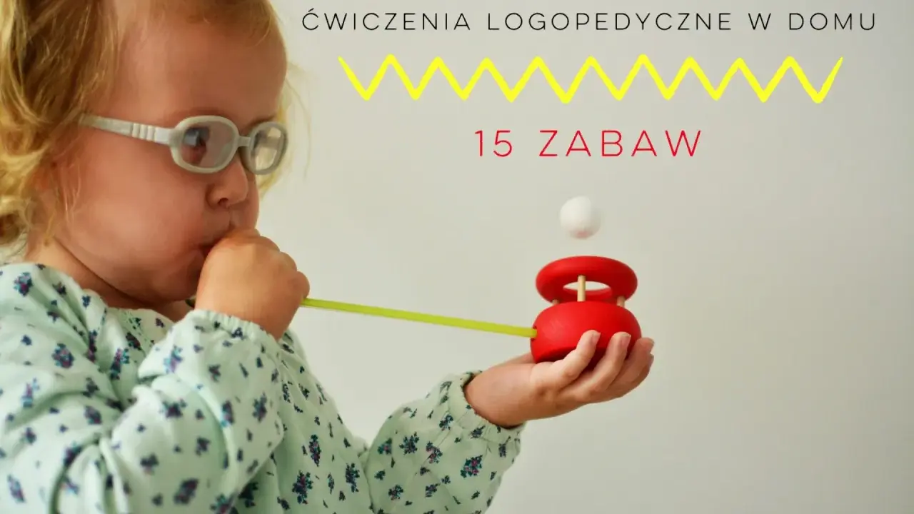 Dziecko w okularach dmucha przez słomkę na drewnianą zabawkę z kulką.