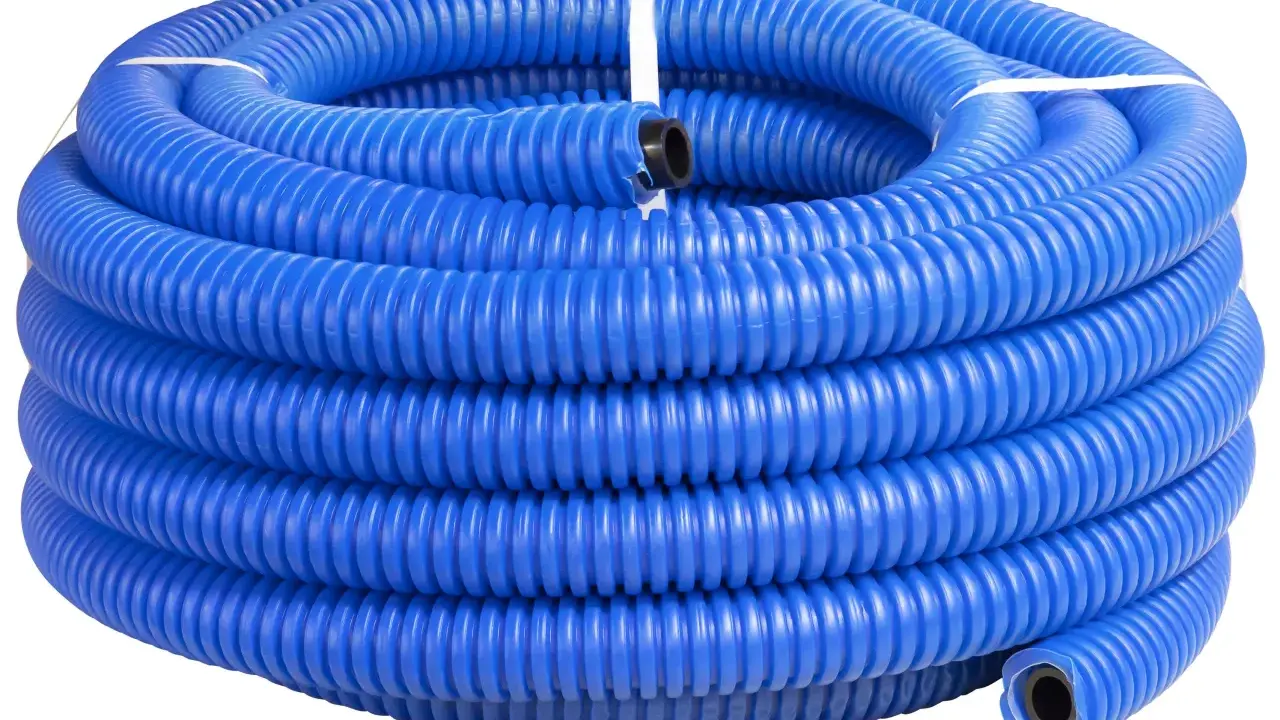 Tube bleu en polyéthylène ondulé, enroulé en spirale. Le diamètre du tube est visible à l'extrémité.