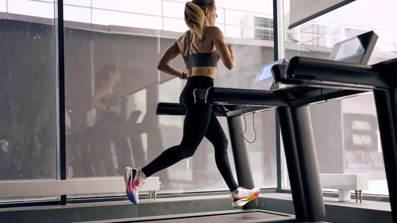 Frau absolviert ein intensives HIIT-Training auf dem Laufband, um ihre Ausdauer zu verbessern.