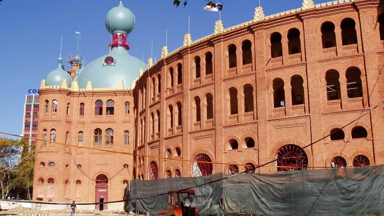 Die Stierkampfarena Lissabon, ein beeindruckendes Backsteingebäude mit türkisfarbenen Kuppeln, wird renoviert.