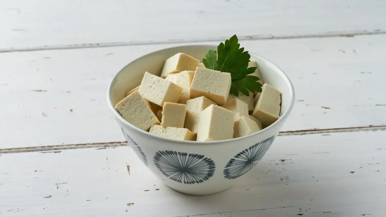 Kostki tofu w misce, gotowe do przyrządzenia. Zastanawiasz się, jak smakuje tofu? To neutralna baza, która wchłonie każde przyprawy!