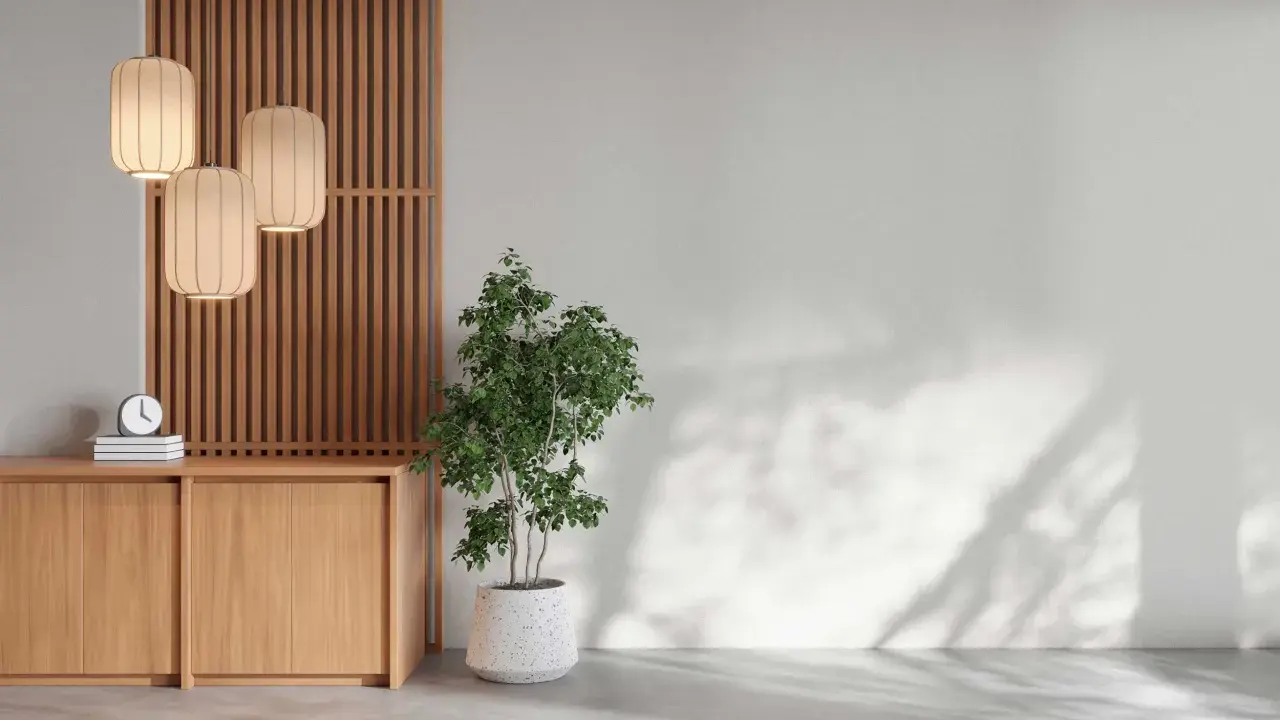 En lugn hörna med en träskärm, tre lampor, en byrå och en grön växt. En perfekt plats för feng shui inredning.