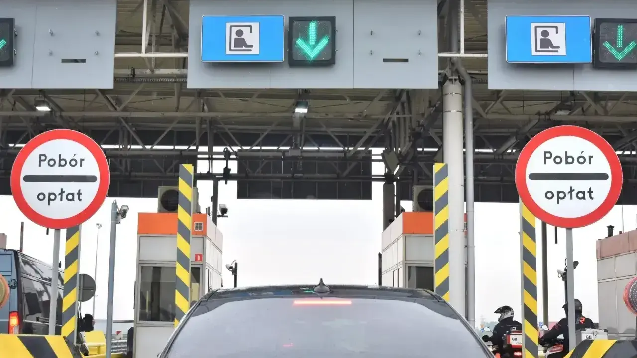 Autopay działa na bramkach poboru opłat. Samochody stoją w kolejce do zapłaty.