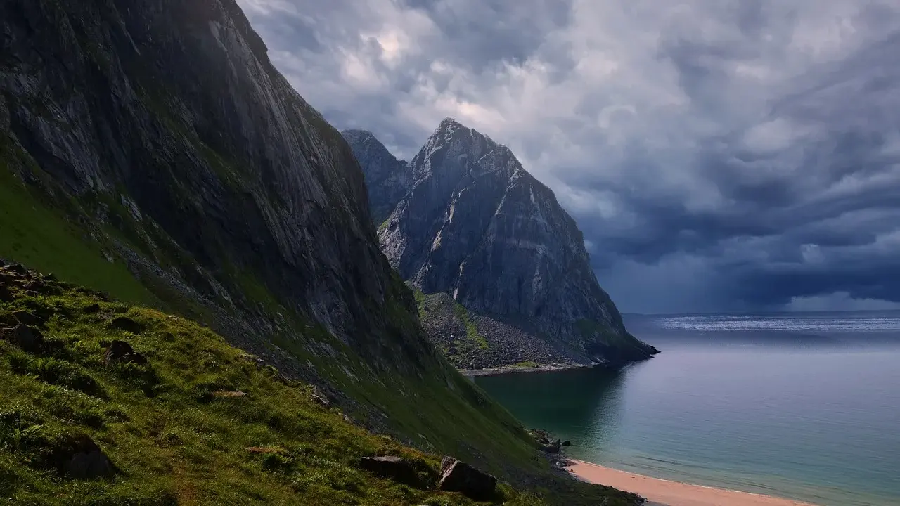 Majestatyczne góry Norwegii, jak z podręcznika filologii norweskiej, wpadają do spokojnego morza.