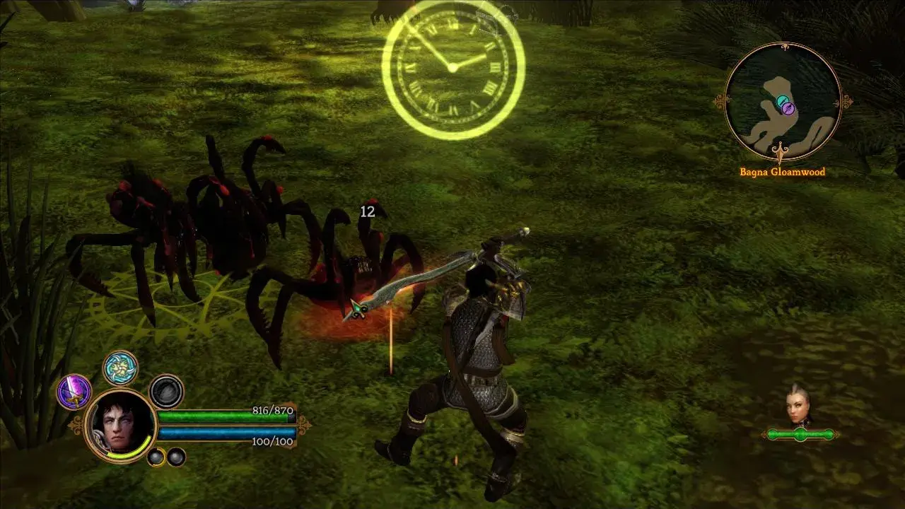 Bohater w grze Dungeon Siege 3 walczy z pająkami w lesie.