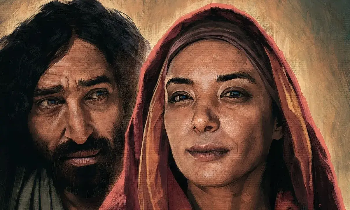 Nahaufnahme von Jesus und Maria, ihre Gesichter im warmen Licht. Maria blickt zuversichtlich, Jesus nachdenklich.