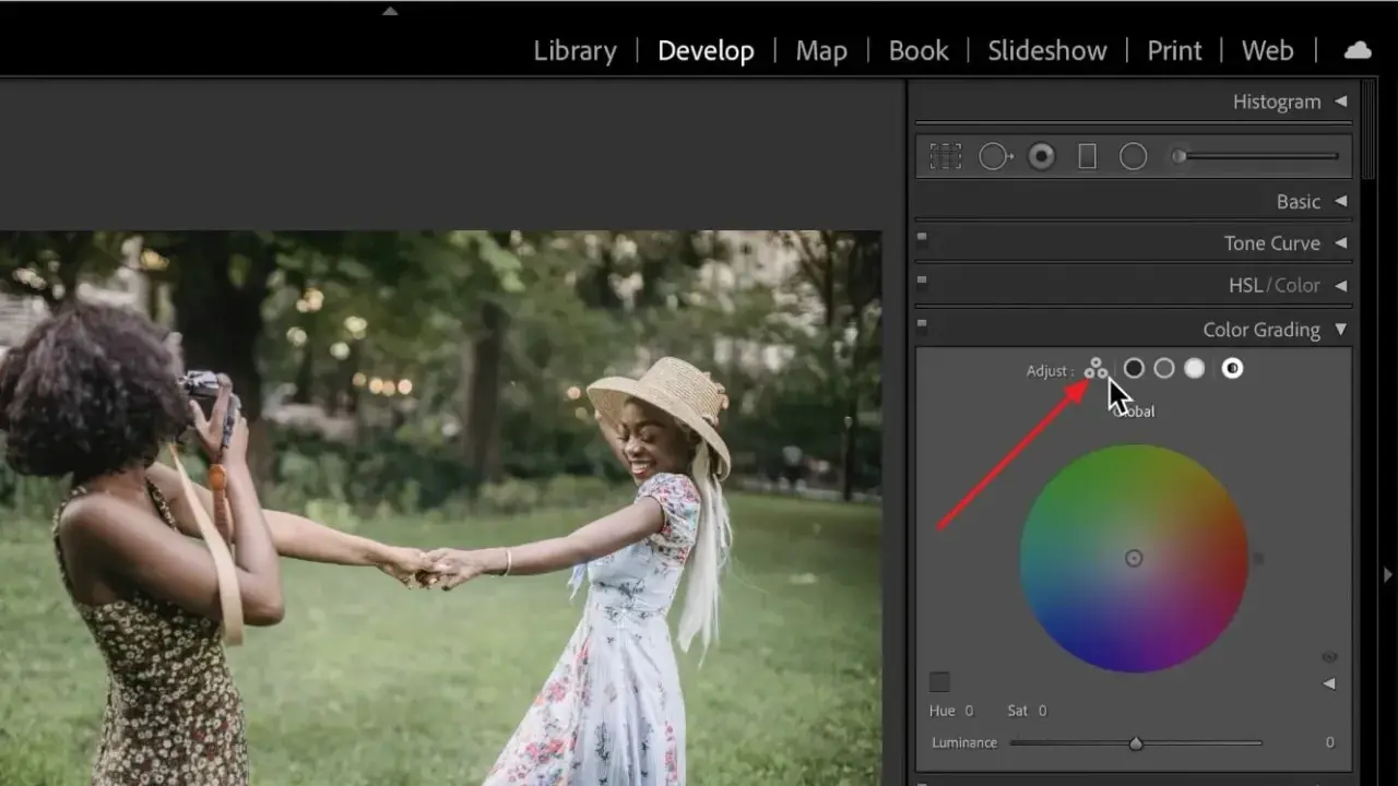 Ajustando el color en Lightroom. Dos mujeres en un parque, una toma fotos a la otra.