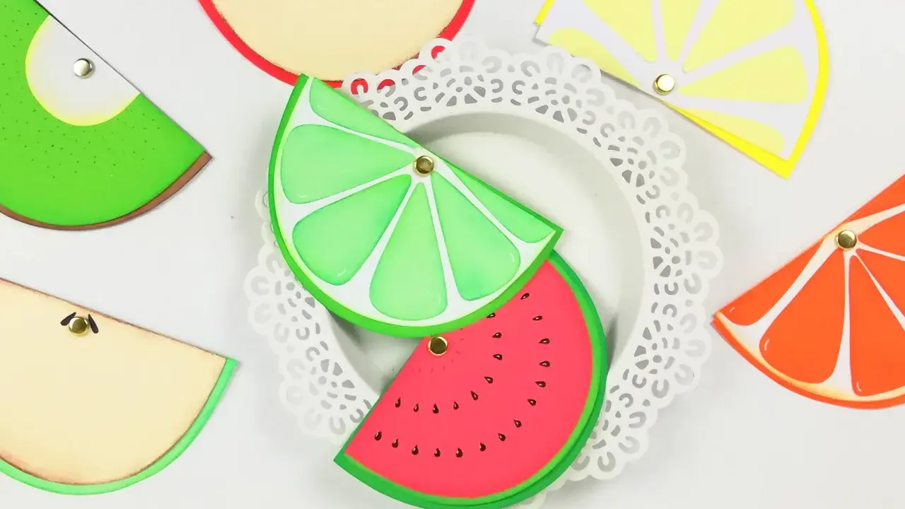 Kolorowe, owocowe zaproszenia na roczek diy: plasterki limonki, arbuza, cytryny, pomarańczy i jabłka.