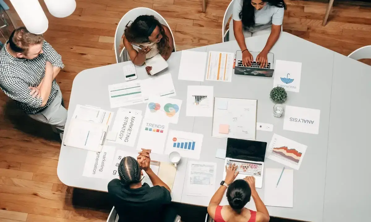 Zespół analizuje dane i strategie marketingowe, planując usprawnienia dzięki sales automation.