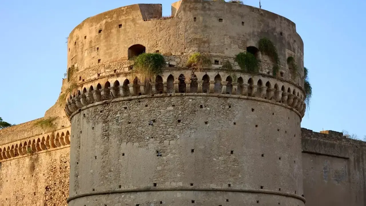 Castello Aragonese, un must per chi visita Crotone. Imponente fortezza con mura antiche e un fascino senza tempo.