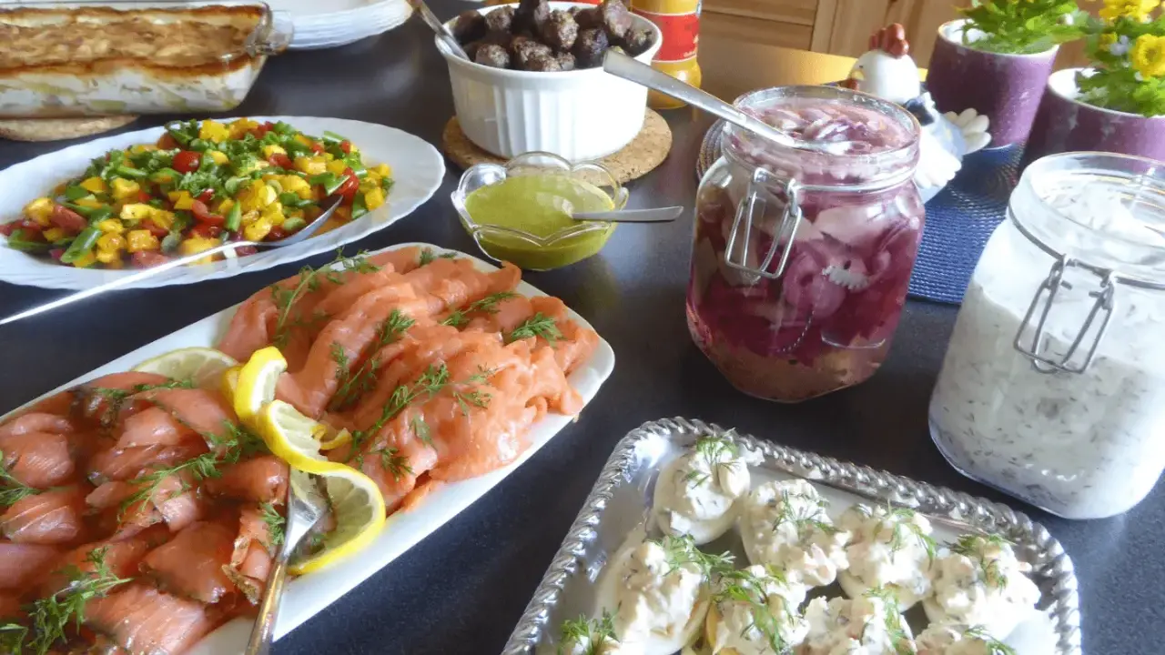 En härlig påsk middag med gravad lax, köttbullar, ägghalvor, sallad och inlagd rödlök.