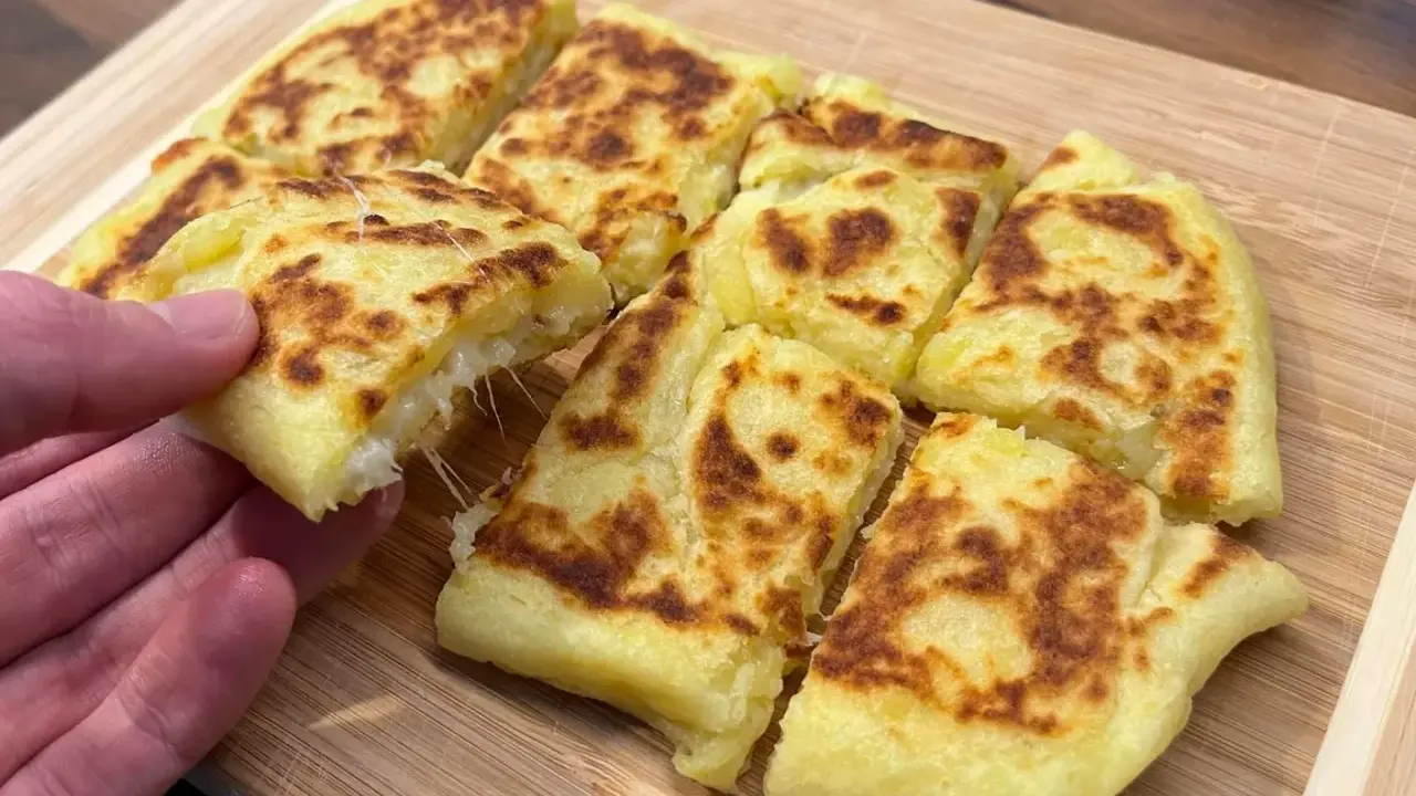 Herzhafte Kartoffel-Käse-Patties, perfekt für proteinreiche Rezepte vegetarisch. Außen goldbraun, innen cremig geschmolzen.