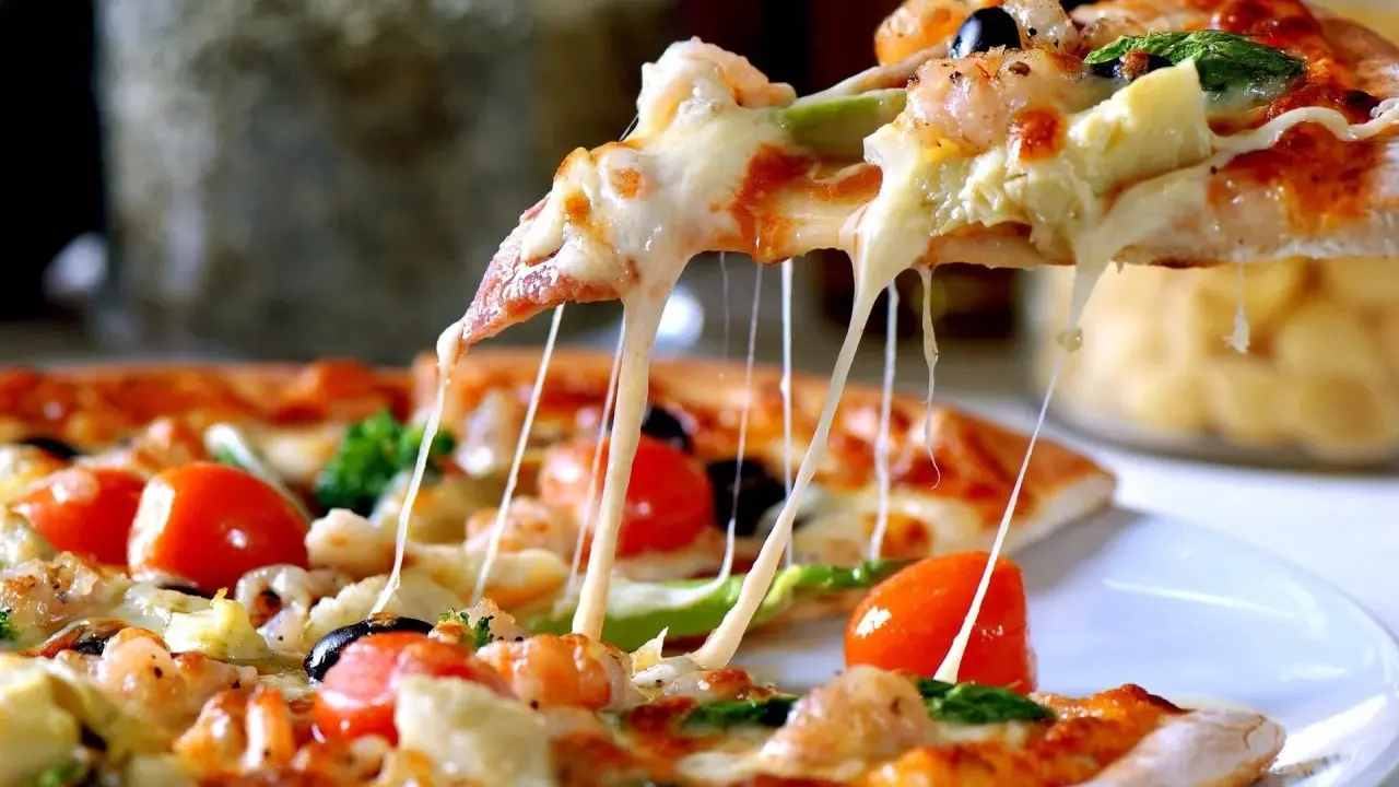 Rozciągający się ser z pizzy z krewetkami i pomidorkami. Idealna na kolację, nawet jeśli ciasto na pizzę przygotowano dzień wcześniej.