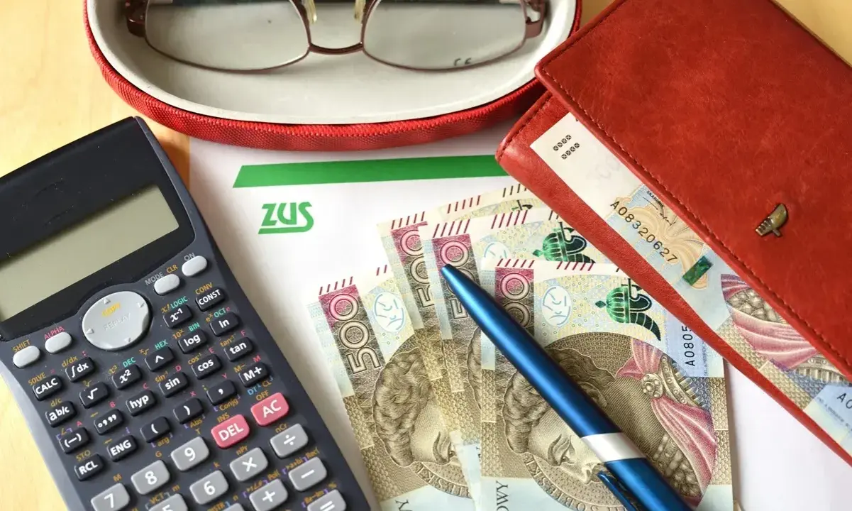Kalkulator, pieniądze i dokument ZUS sugerują analizę podwójnych emerytur dla wdów.