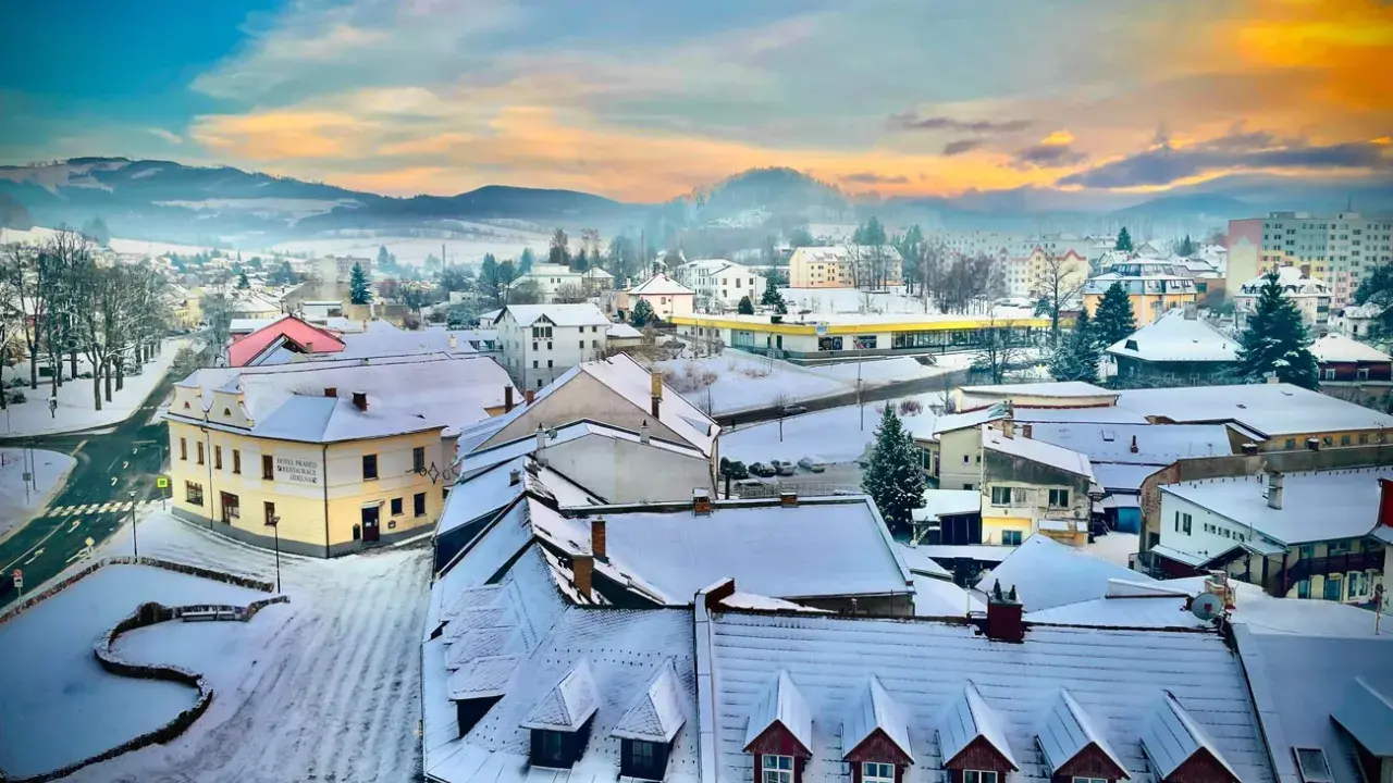 Zimowy krajobraz miasta w Czechach, blisko granicy. Warto zobaczyć takie urokliwe miasteczka, gdzie śnieg pokrywa dachy i ulice.