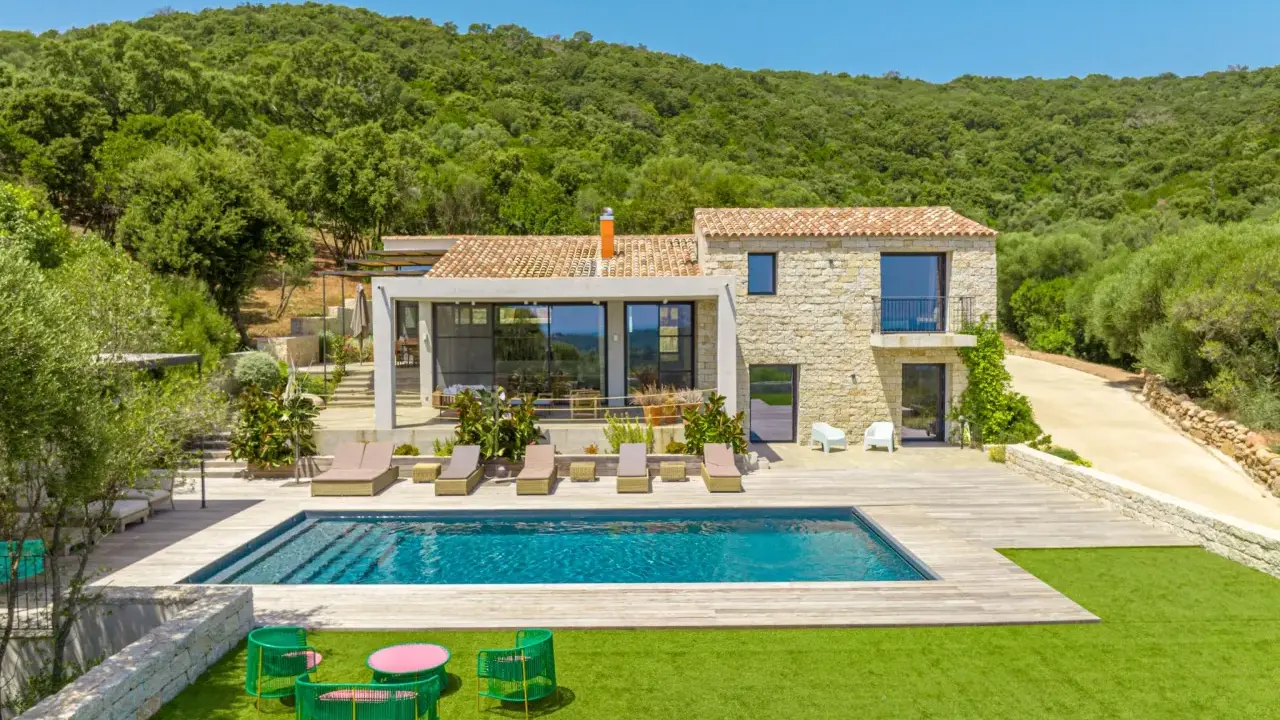 Belle villa avec piscine, idéale pour savoir comment louer sa maison et profiter de vacances de rêve.