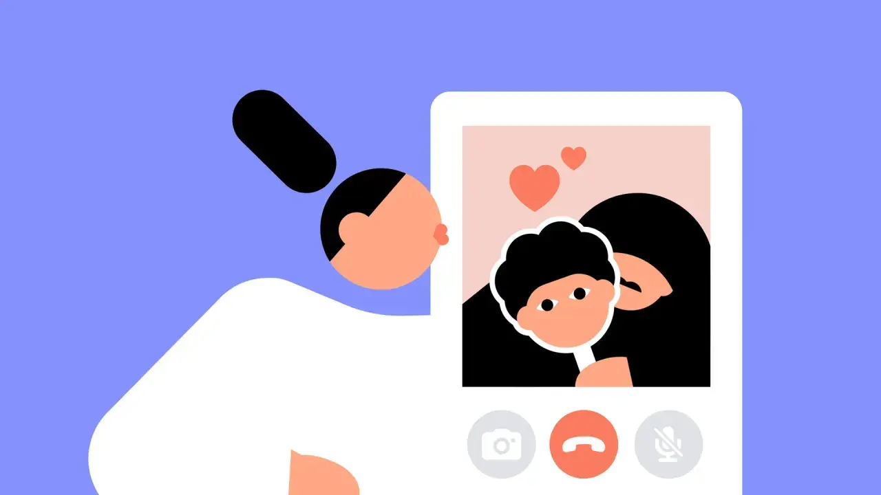 Eine Person macht einen Kussmund vor einem Handy, das ein Bild mit Herzen und zwei Gesichtern zeigt. Ein Fall von Catfishing?