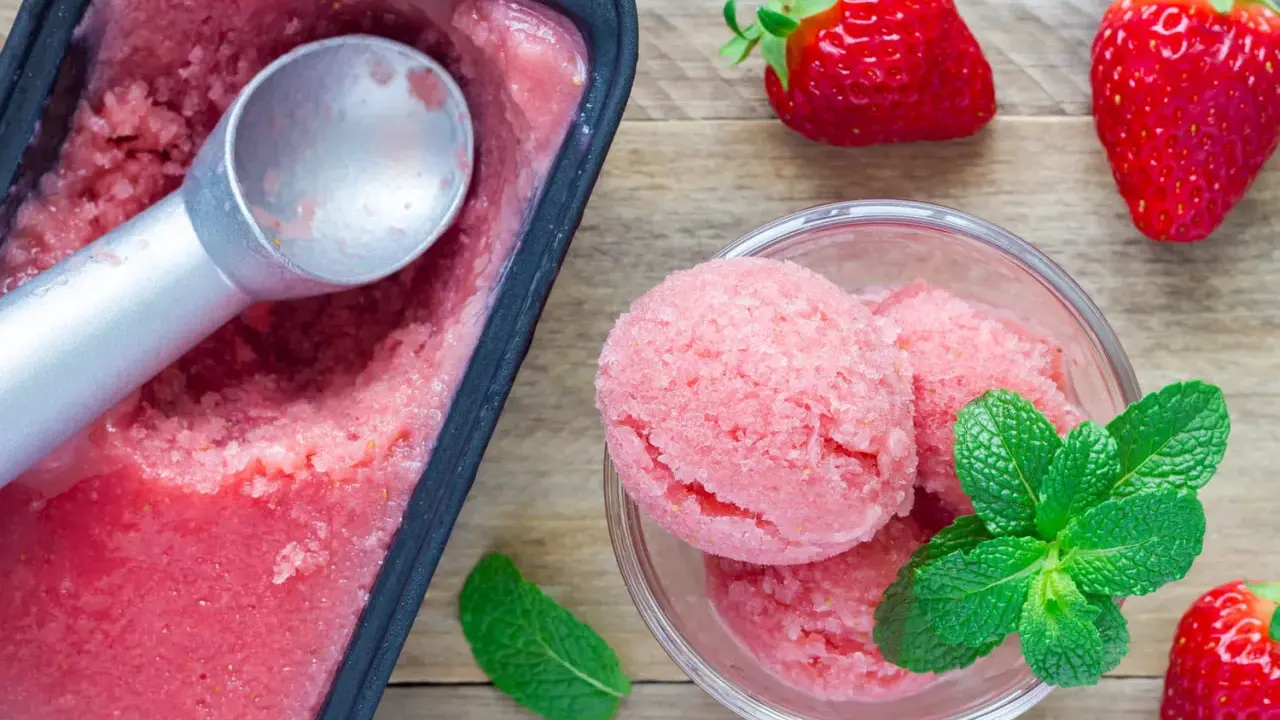 Sorbet aux fraises maison, prêt à déguster. Une recette facile pour un dessert rafraîchissant.