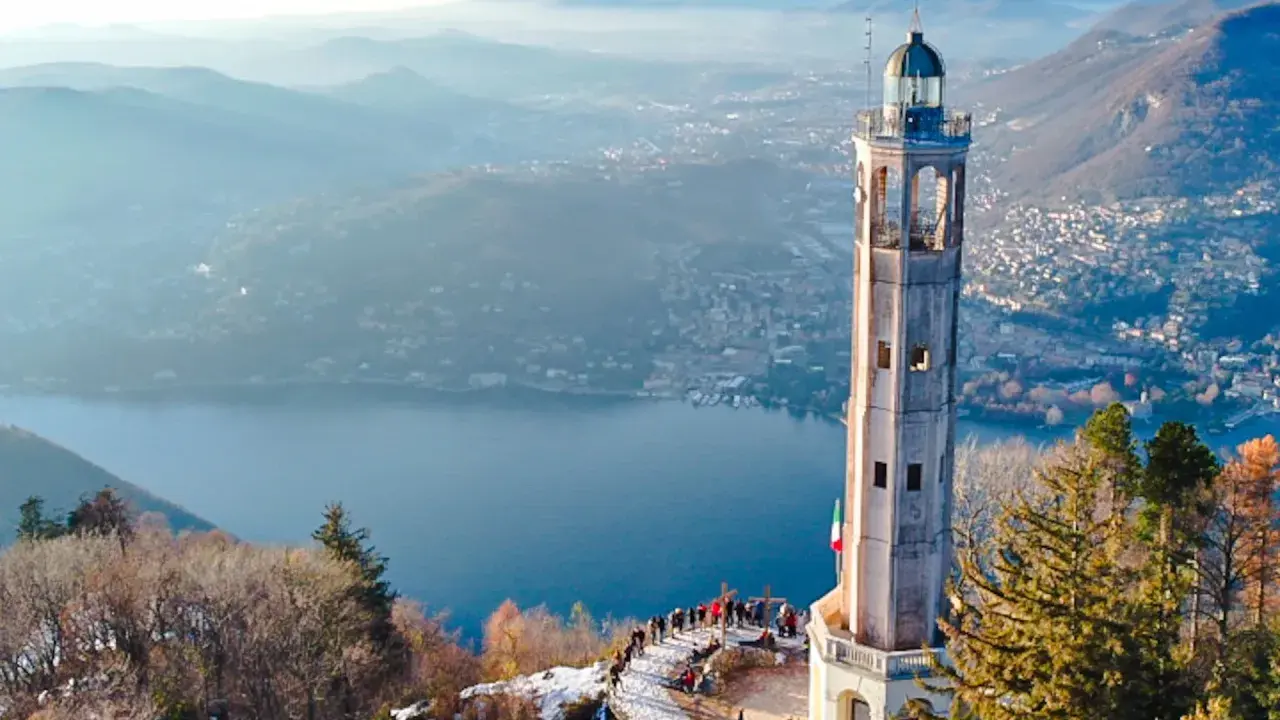 Faro voltiano a Brunate, con vista sul lago e le montagne. Un luogo incantevole da scoprire.