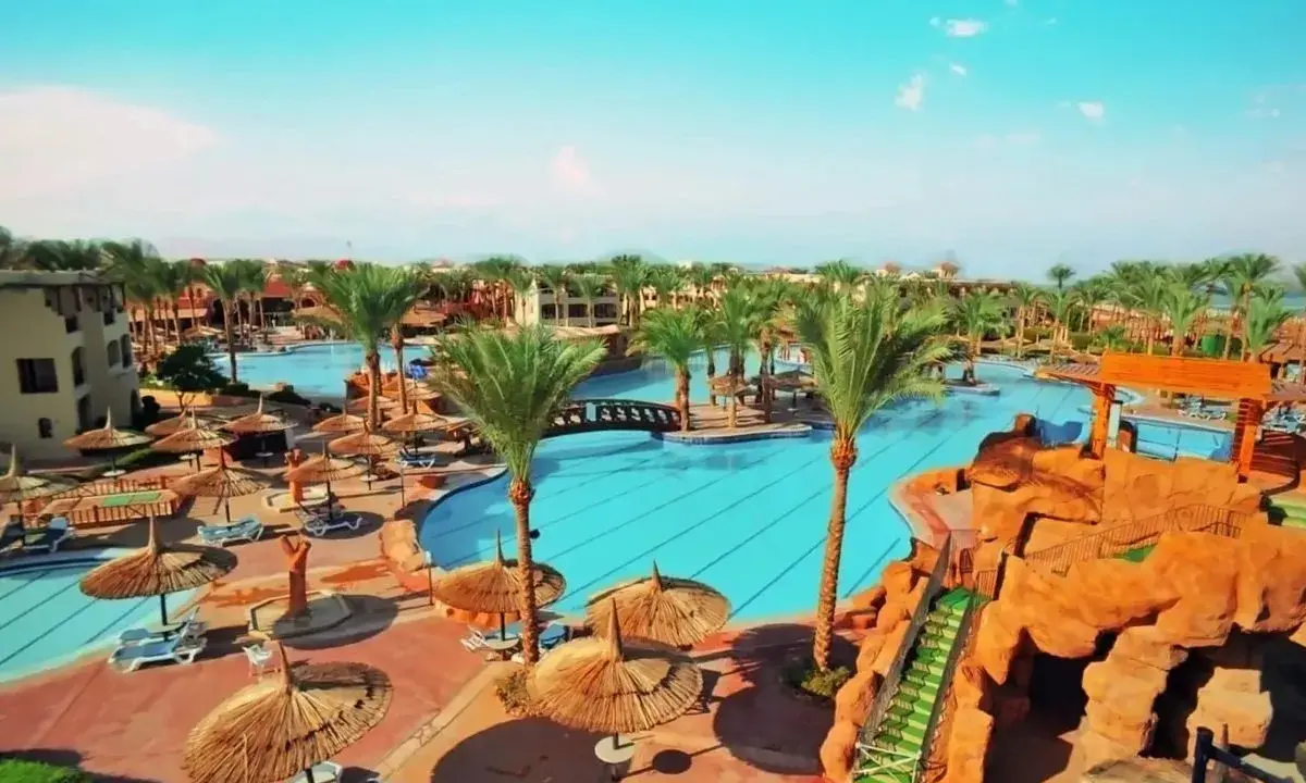 Wspaniały sea beach aqua park resort z palmami, basenami i zjeżdżalniami. Idealne miejsce na wakacje.