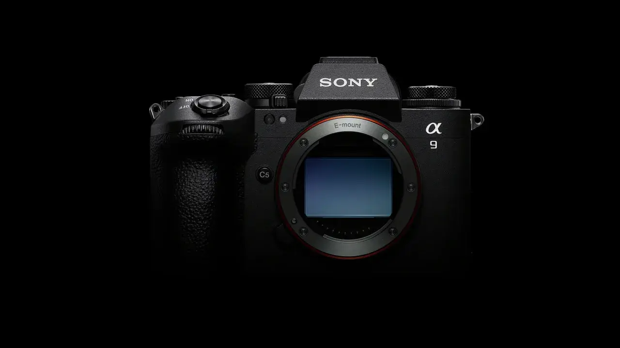 Profesjonalny aparat Sony a9iii z widocznym sensorem i mocowaniem E-mount, gotowy do uchwycenia każdej chwili.