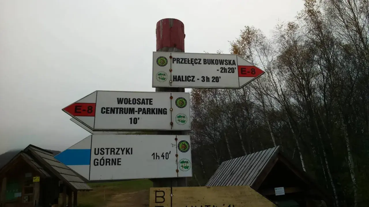 Rozdroże szlaków turystycznych: Halicz, Ustrzyki Górne, Wołosate. Wskazówki drogowe E-8.