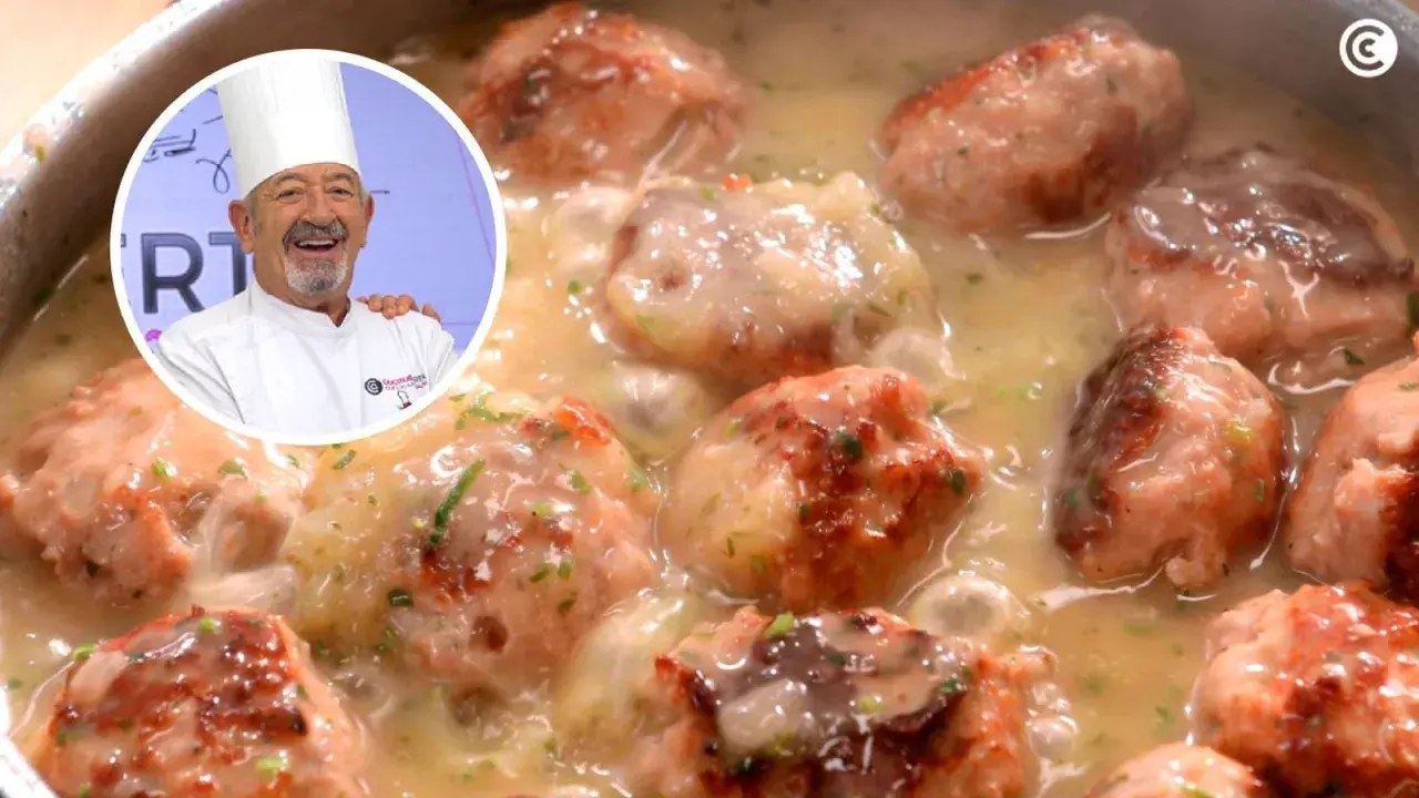 Chef Karlos Arguiñano sonríe junto a una cazuela de deliciosas albóndigas con tomate y salsa cremosa.