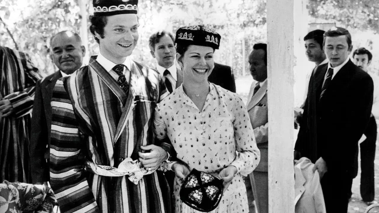 Silvia Sommerlath 1972, klädd i traditionell dräkt, ler glatt bredvid en man i liknande kläder.