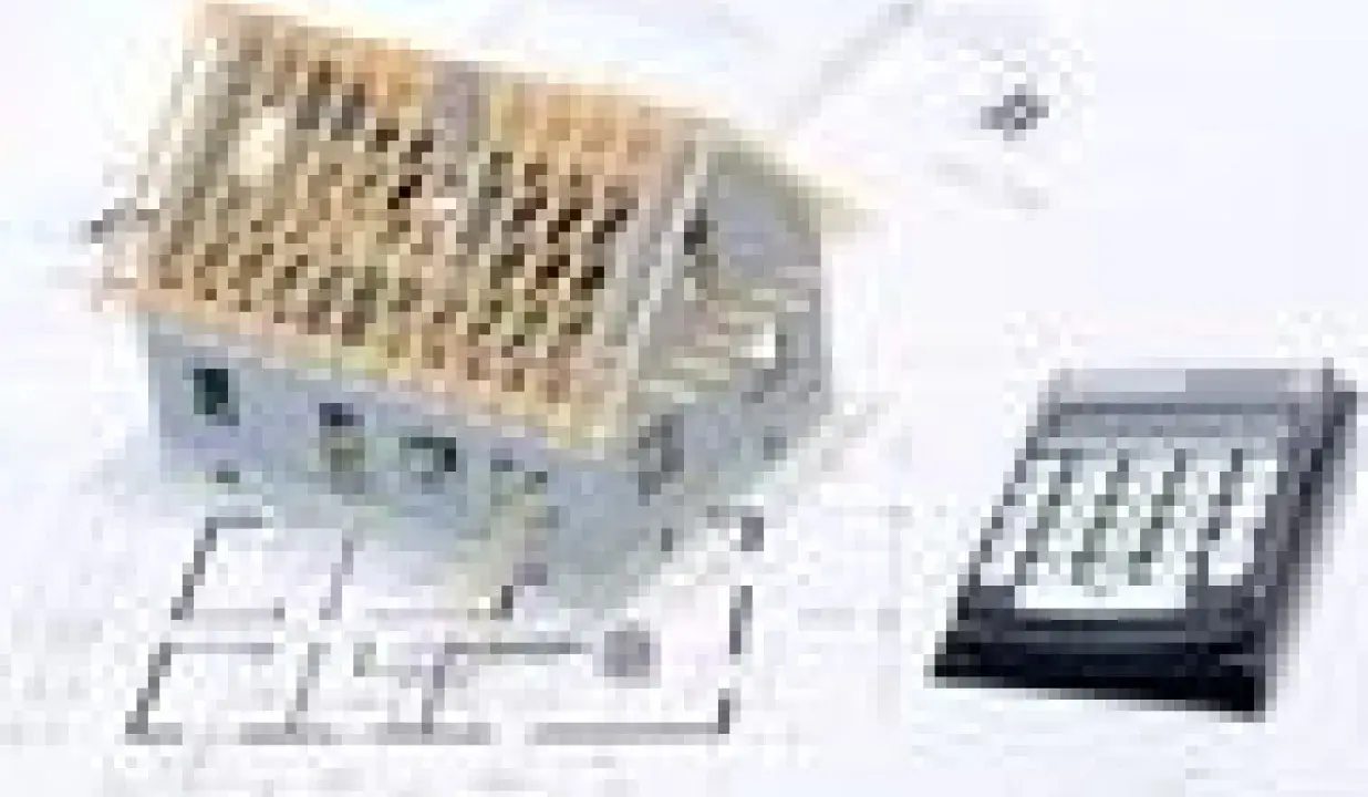 Maquette de maison sur des plans, avec une calculatrice. Un indice ICC pour estimer le coût de construction.